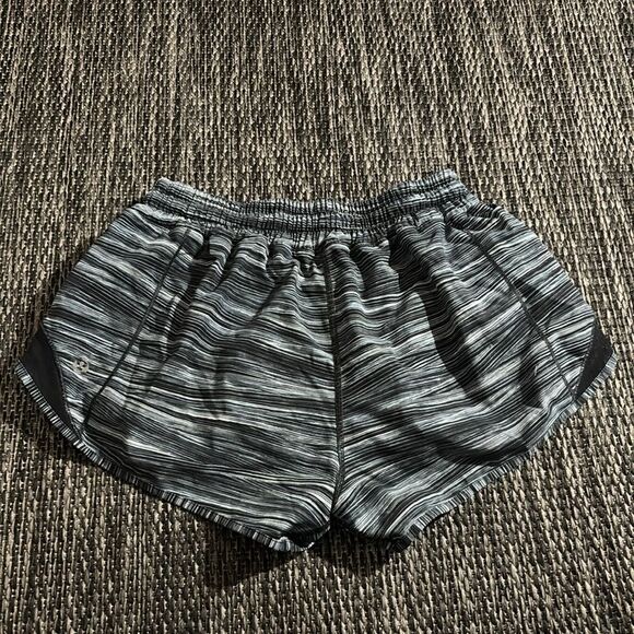 Lululemon Hotty Hot Short II (2.5") - Picture 2 of 8